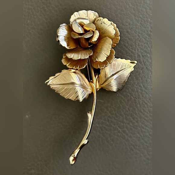 Giovanni Goldtone Metal Full Bloom long-stemmed Rose - Picture 1 of 1